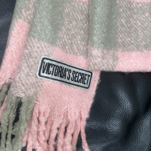 Super cute Victoria’s Secret scarft! - Picture 2 of 2
